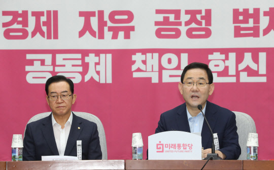 미래통합당 주호영 원내대표가 24일 오전 서울 여의도 국회에서 열린 상임위원회 간사단 회의에 참석해 발언하고 있다.   [연합뉴스]